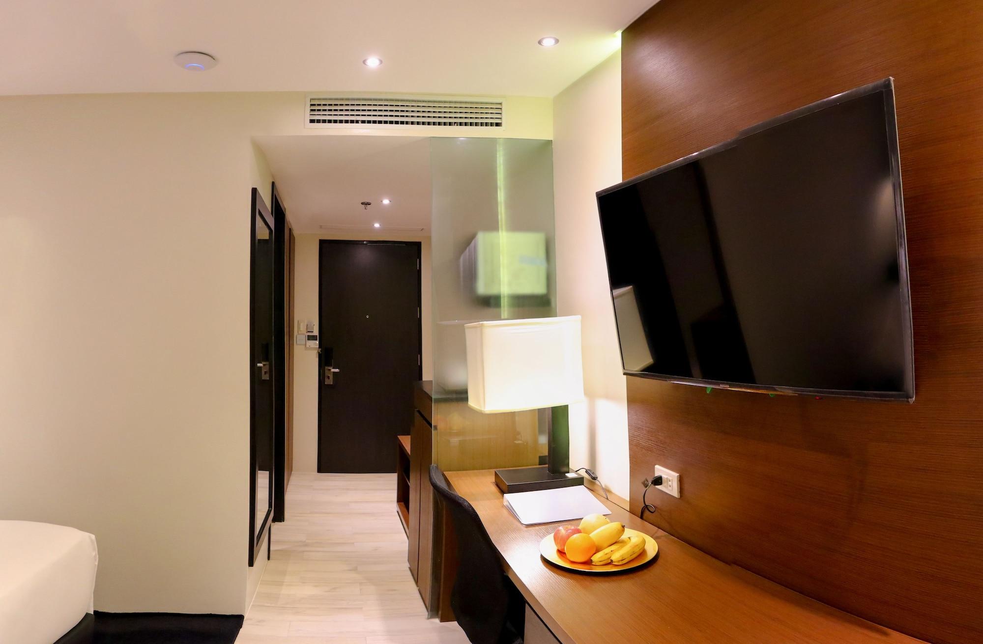 Coro 4* Makati City